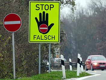 Symbolbild: Falschfahrende Autofahrer sollen mit Einfahrtsverbot-Schildern vor einer möglichen Geisterfahrt gewarnt werden. Foto: dpa