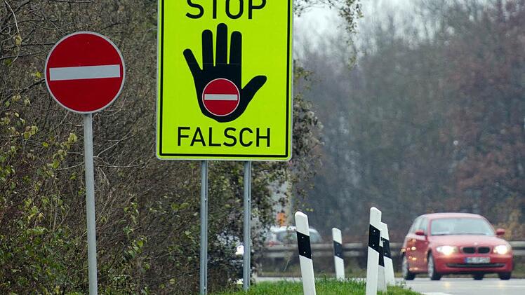 Symbolbild: Falschfahrende Autofahrer sollen mit Einfahrtsverbot-Schildern vor einer möglichen Geisterfahrt gewarnt werden. Foto: dpa