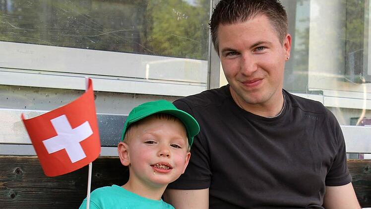 Clemens Hübner nahm seinen Sohn ins Fuchs-Park-Stadion mit, um dem Dreijährigen die Wartezeit bis zur eigenen Fußballer-Karriere zu erleichtern. Ausgerechnet die Anhänger der Schweiz (SV Dörfleins) vereinnahmten Hendrik und steckten ihm eine Schweizer Fahne zu. Von wegen neutral. Doch der zusätzliche Fan schien zu helfen. Dörfleins scheiterte erst im Viertelfinale am späteren Mini-Weltmeister Sambach. Foto: Marian Hamacher