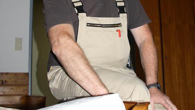 Guter Fang: Für das neue Pilger-Zimmer im katholischen Gemeindezentrum hat Hausmeister Franz Friedel zwei Betten bei der Versteigerung des Mobiliars im ehemaligen Steigenberger-Hotel ergattert. Fotos: Ralf Ruppert