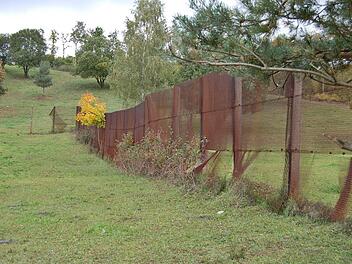 Mit dem Grenzwanderweg ist zwischen Schlechtsart und Gompertshausen ein Stück DDR-Grenzgeschichte erhalten geblieben. Dazu diente unter anderem eine scharfe Bewachung aber auch dieser 3,20 Meter hohe Metallgitterzaun. Foto: Friedrich