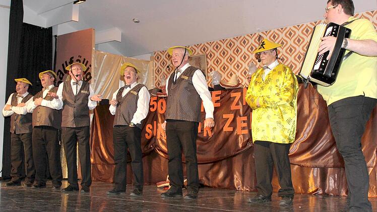 Zusammen mit Akkordeonspieler Detlev Glaser (rechts) unternahmen die Amsigallen (von links: Edgar Fenzel, Reinhold Garreis, Clemens Mantel, Helmut Trautner, Werner Eltschka und Roland Glaser eine musikalische Reise durch viele Länder der Erde. Foto: Ralf Naumann