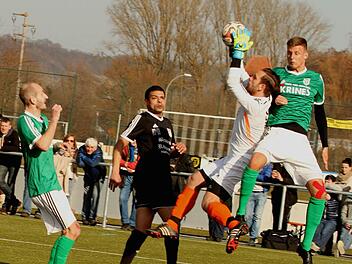 Der Pettstadter Keeper Oliver Ochs angelt sich hier die Flanke vor dem Sander Dominic Leim (rechts) aus der Luft; der Sander Florian Gundelsheimer und der Pettstadter Oliver Riley (von links) brauchen nicht mehr einzugreifen. Fotos: Günther Geiling
