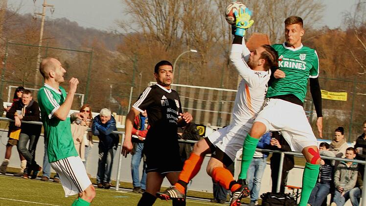 Der Pettstadter Keeper Oliver Ochs angelt sich hier die Flanke vor dem Sander Dominic Leim (rechts) aus der Luft; der Sander Florian Gundelsheimer und der Pettstadter Oliver Riley (von links) brauchen nicht mehr einzugreifen. Fotos: Günther Geiling