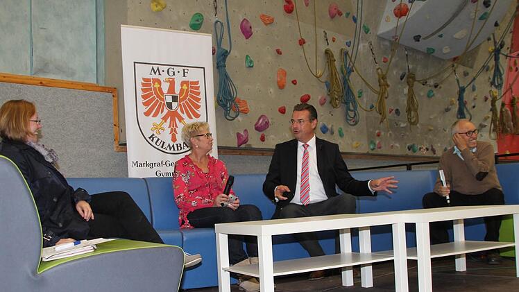 Sitzprobe: Auf dem blauen Sofa soll die Talkrunde mit Thomas Gottschalk stattfinden. Von rechts: Hermann Dunkel, Horst Pfadenhauer, Ramona Kühnel und Edith Schneider. Foto: Stephan Tiroch