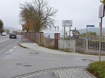 Von der großen Ortsdurchfahrt Oeslauer Straße wird über einen neuen Abbiegestreifen eine Zufahrt zum künftigen Annapark gebaut. Das soll möglichst ohne Vollsperrung geschehen.Foto: Rainer Lutz