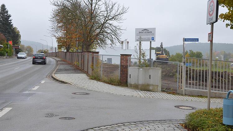 Von der großen Ortsdurchfahrt Oeslauer Straße wird über einen neuen Abbiegestreifen eine Zufahrt zum künftigen Annapark gebaut. Das soll möglichst ohne Vollsperrung geschehen.Foto: Rainer Lutz