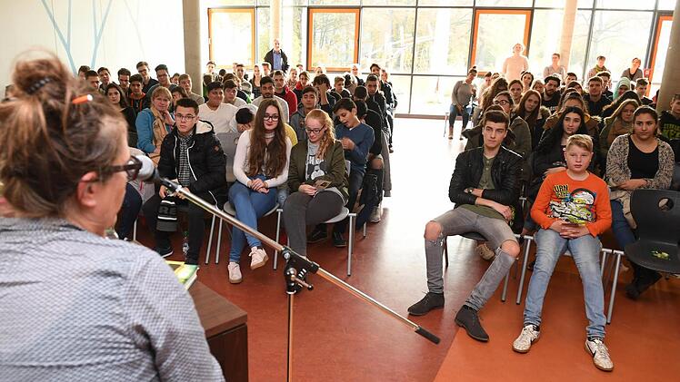 Die Schüler der Adalbert-Stifter-Schule hörten Simone Veenstra gestern bei der KLARTEXT!-"Blätterwald"-Lesung gebannt zu. Viele Orte, die die Autorin im Roman schildert, kamen ihnen bekannt vor. Foto: Ronald Rinklef