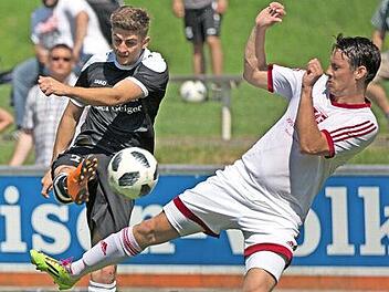 Der Memmelsdorfer Peter Koch (rechts) versucht, noch zu st&ouml;ren, der Friesener Marco Haaf kann aber aufs Tor feuern. Foto: Heinrich Wei&szlig;