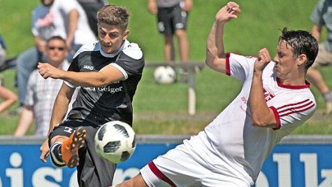 Der Memmelsdorfer Peter Koch (rechts) versucht, noch zu st&ouml;ren, der Friesener Marco Haaf kann aber aufs Tor feuern. Foto: Heinrich Wei&szlig;
