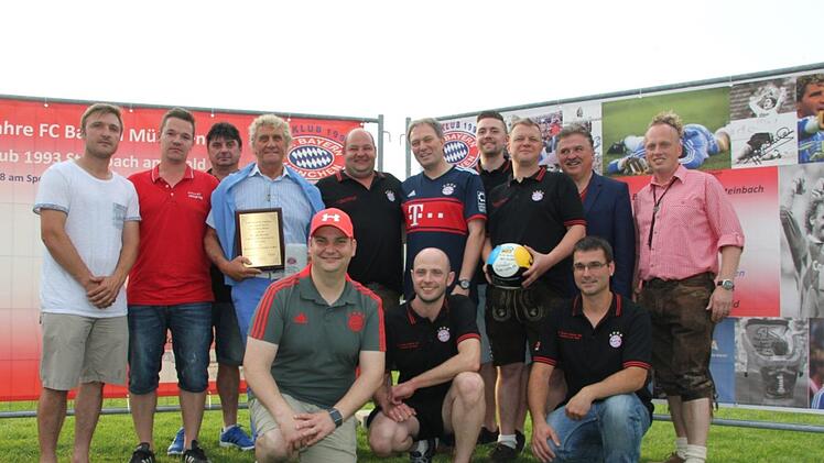 Jean-Marie Pfaff  mit den Verantwortlichen des Steinbacher Bayern-Fanclubs um 1. Vorsitzenden Thomas Büttner (mit Ball) sowie den Landräten Klaus Löffler (mit Trikot), Klaus Peter Söllner (hinten 2. v. re.) sowie dem Steinbacher Bürgermeister Thomas Löffler (hinten rechts).  Foto: Veronika Schadeck