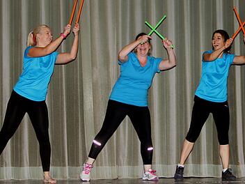 Viel Spaß bei Drumstick-Fitness zeigen hier die Leiterinnen Diana Strätz, Dawn Bauer und Daniela Beck (von links).Günther Geiling