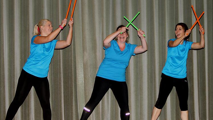 Viel Spaß bei Drumstick-Fitness zeigen hier die Leiterinnen Diana Strätz, Dawn Bauer und Daniela Beck (von links).Günther Geiling