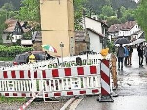 Was ist machbar, um den breiteren Ersatzneubau der Altenhofer Brücke an die Hergramsdorfer Straße anzubinden? Davon machten sich die Weitramsdorfer Gemeinderäte vor ihrer Sitzung ein Bild. Foto: Bettina Knauth