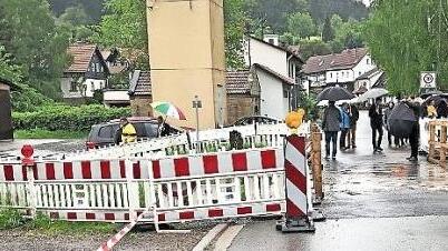 Was ist machbar, um den breiteren Ersatzneubau der Altenhofer Brücke an die Hergramsdorfer Straße anzubinden? Davon machten sich die Weitramsdorfer Gemeinderäte vor ihrer Sitzung ein Bild. Foto: Bettina Knauth