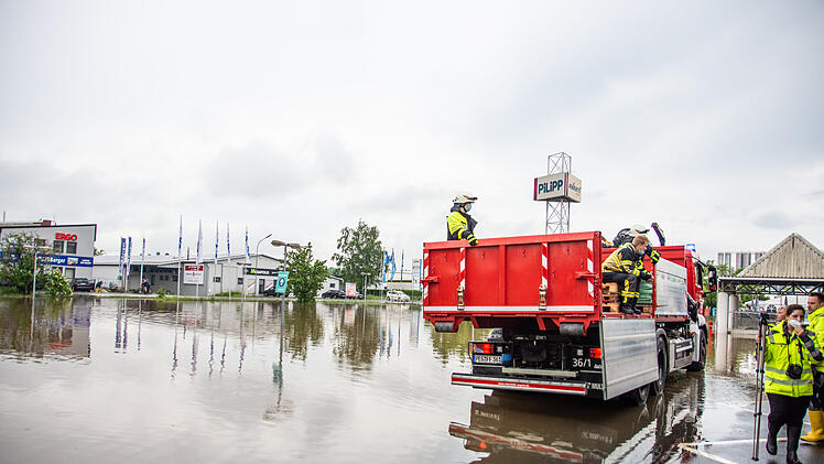 Komplettes Möbelhaus nach heftigem Regen von Wasser umzingelt: Feuerwehr bereitet sich auf weitere Unwetter vor