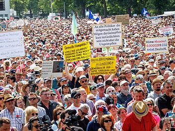 Demonstrierende Menschen in Erding