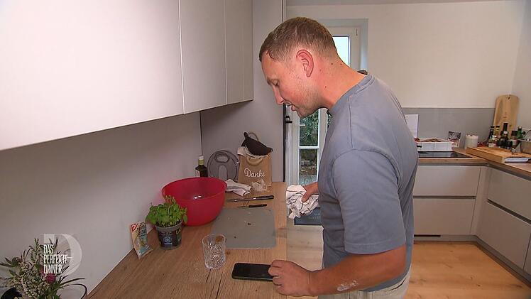 Ein Notfallanruf bei seiner Schwester hilft beim Pasta-Desaster auch nicht weiter.