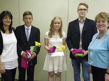 Die Besten aus jeder Klasse der Mittelschule Bad Brückenau wurden von Bürgermeisterin Brigitte Meyerdierks (rechts) mit einem Präsent geehrt. Rektorin Birgit Herré gratulierte (von links) Marius Sitte, Kerstin Schlereth und Jochen Mühlig. Foto: Regina Rinke