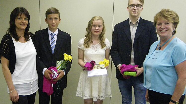 Die Besten aus jeder Klasse der Mittelschule Bad Brückenau wurden von Bürgermeisterin Brigitte Meyerdierks (rechts) mit einem Präsent geehrt. Rektorin Birgit Herré gratulierte (von links) Marius Sitte, Kerstin Schlereth und Jochen Mühlig. Foto: Regina Rinke