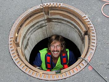 Abstieg in die Kanalisation: Horst Steinhoff, Chef der Abwasserwirtschaft bei den Stadtwerken, macht regelmäßig Kontrollgänge im Kanalsystem. Foto: Ulrike Müller/Archiv