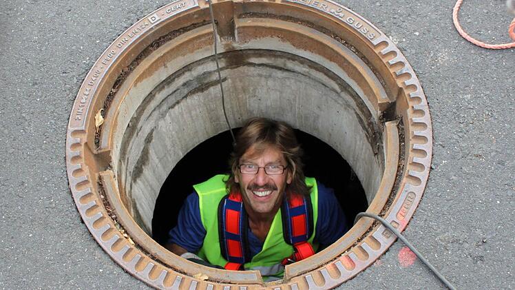 Abstieg in die Kanalisation: Horst Steinhoff, Chef der Abwasserwirtschaft bei den Stadtwerken, macht regelmäßig Kontrollgänge im Kanalsystem. Foto: Ulrike Müller/Archiv