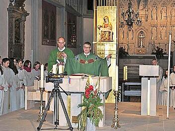 Eine Videokamera stand im Mittelpunkt des Gottesdienstes, den Pfarrer Stephan Eschenbacher (Mitte) und der frühere Kaplan Manuel Vetter (links daneben) in der vollbesetzten Ritterkapelle am Samstagabend feierten. Denn anschließend wurde der Dokumentationsfilm "Die Ritterkapelle" des Videoteams der Pfarrei St. Kilian Haßfurt erstmals der Öffentlichkeit vorgestellt.  Foto: Ulrike Langer