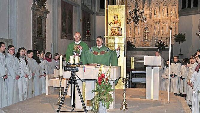Eine Videokamera stand im Mittelpunkt des Gottesdienstes, den Pfarrer Stephan Eschenbacher (Mitte) und der frühere Kaplan Manuel Vetter (links daneben) in der vollbesetzten Ritterkapelle am Samstagabend feierten. Denn anschließend wurde der Dokumentationsfilm "Die Ritterkapelle" des Videoteams der Pfarrei St. Kilian Haßfurt erstmals der Öffentlichkeit vorgestellt.  Foto: Ulrike Langer