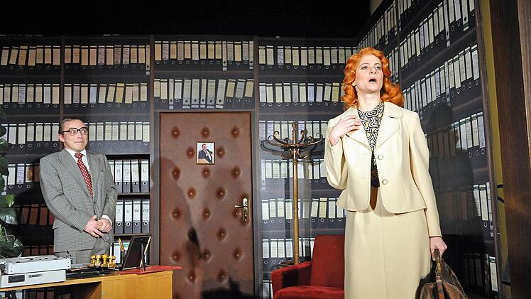 Szene aus dem Heinz-Erhardt-Abend des Coburger Landestheaters mit Eva Marianne Berger und Ingo Paulick.Foto: Andrea Kremper