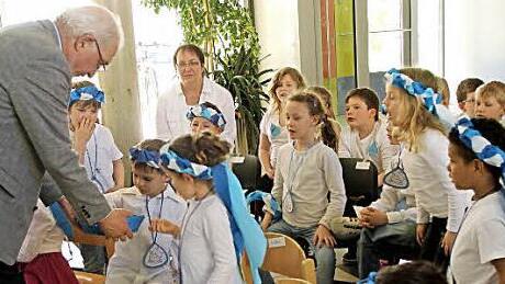 Jedes Kind erhielt von Regierungspräsident Beinhofer einen "Wasserstein", der darin erinnern soll, auf das Wasser aufzupassen.  Fotos: gg