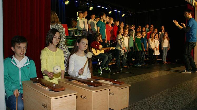 Die Chorklassen der Wallburg-Realschule umrahmten die Feier zum Abschluss der Generalsanierung.  Fotos: Sabine Weinbeer