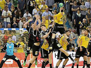 Es wird wohl für den HSC 2000 Coburg ganz schön hoch hinaus gehen - nach Lage der Dinke ist der Aufstieg in die 1. Bundesliga greifbar nahe, aber zur absoluten Sicherheit soll in Springe zumindest ein Unentschieden erreicht werden. Fotos: Albert Höchstädter