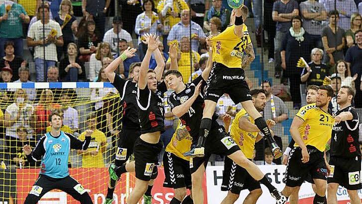 Es wird wohl für den HSC 2000 Coburg ganz schön hoch hinaus gehen - nach Lage der Dinke ist der Aufstieg in die 1. Bundesliga greifbar nahe, aber zur absoluten Sicherheit soll in Springe zumindest ein Unentschieden erreicht werden. Fotos: Albert Höchstädter