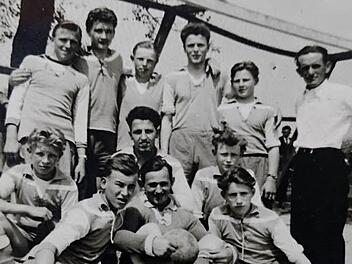 Die Jugendmannschaft aus dem Jahre 1957 mit Trainer Leo Rödelmaier (rechts). Repro: Günther Geiling