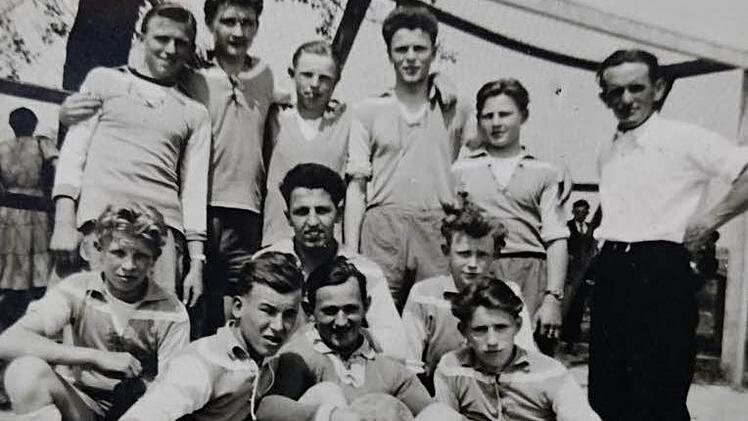 Die Jugendmannschaft aus dem Jahre 1957 mit Trainer Leo Rödelmaier (rechts). Repro: Günther Geiling