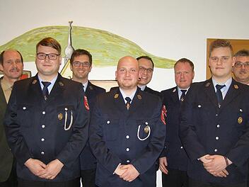 Neuwahlen in Wehr und Verein gab es bei der Freiwilligen Feuerwehr Modlos (von links): Bürgermeister Dieter Muth, Kommandant Kevin Fröhlich, Andreas Zink, stellvertretender Kommandant Daniel Wehner, Michael Hahn, Jochen Müller, Vereinsvorsitzender Alexander Fröhlich und KBI Marco Brust. Foto: Wolfgang Saam