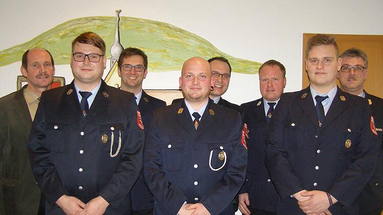 Neuwahlen in Wehr und Verein gab es bei der Freiwilligen Feuerwehr Modlos (von links): Bürgermeister Dieter Muth, Kommandant Kevin Fröhlich, Andreas Zink, stellvertretender Kommandant Daniel Wehner, Michael Hahn, Jochen Müller, Vereinsvorsitzender Alexander Fröhlich und KBI Marco Brust. Foto: Wolfgang Saam