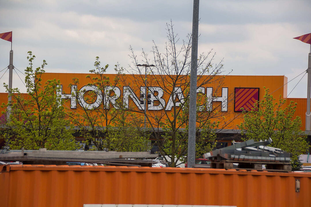 Folgenschwerer Betriebsunfall auf BaumarktgeländePalette rutscht von Gabelstapler – 31-jähriger Kunde wird von Betonsteinen begraben und stirbt