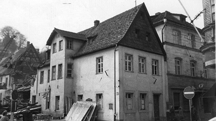 Ecke Schießgraben/Langgasse: Zwei Altbauten - die "Löwenschänke" und das Hotel "Zur goldenen Krone" (rechts) werden vor 50 Jahren abgebrochen. Sie müssen Platz machen für einen Konsumtempel inmitten der Stadt. Foto: Stadtarchiv Kulmbach