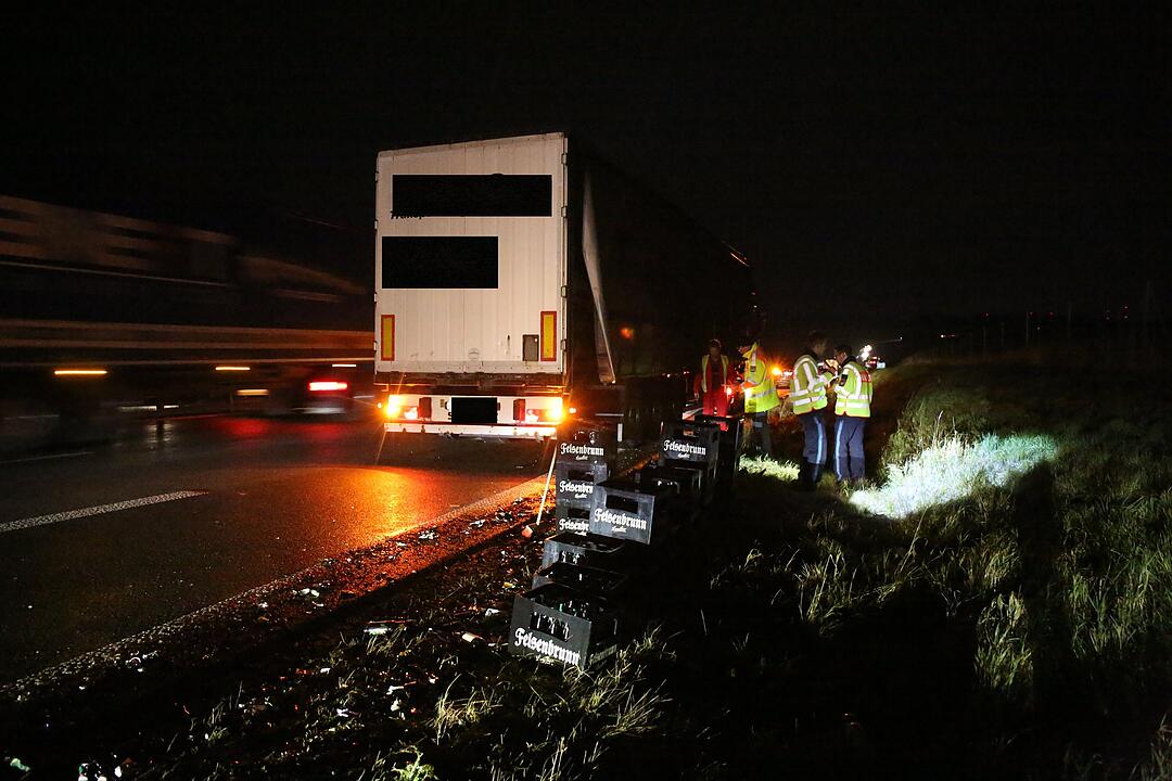 Oberfranken: Bierlaster verliert Ladung auf B173