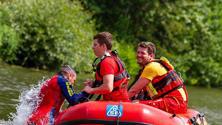 Retten will gelernt sein: Pascal Göppner mimt den Ertrinkenden, René Göppner (links) und Florian Gulden (alle von der DLRG Bamberg) führen während einer Übung, wie Menschen in Not aus dem Wasser gezogen werden können. Foto: Stephan Großmann