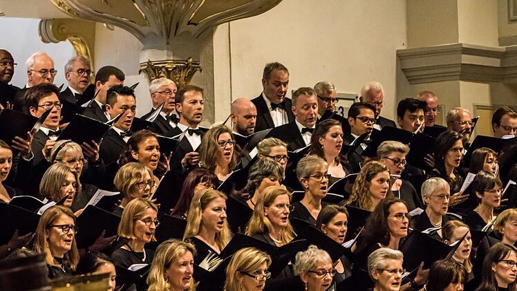 Eindrucksvolles Finale der Konzertsaison des Landestheaters. Die "Sea Symphony" von Ralph Vaughan Williams erklang in der Coburger Morizkirche, gestaltet von der Royal Choral Society und dem Chor und dem Philharmonischen Orchester des Landestheaters unter Leitung von Richard Cooke.Foto: Jochen Berger