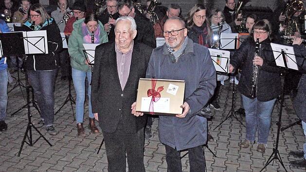 Vor den Musikerinnen und Musikern, die zum „Ständala“ angetreten waren, überbrachte Heiner Kredel die Glückwünsche des Musikvereins Forchheim-Buckenhofen für Ehrendirigent Willi Saffer zu dessen 90. Geburtstag.