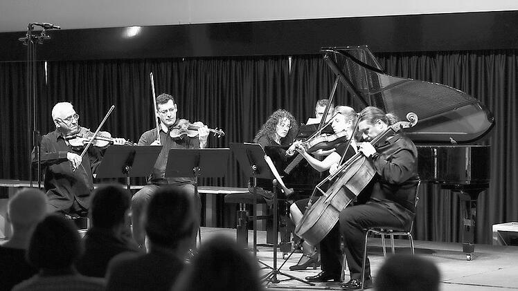 Das Franck Piano Quintet begleitet die Pianistin Anna Victoria Tyshayeva.