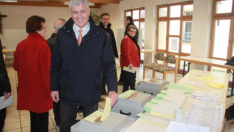 Bernhard Storath bei der Stimmabgabe am Sonntagvormittag im Ebensfelder Pfarr- und Jugendheim Foto: Matthias Einwag