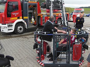 Ab nach oben: Patrick Grasser mit seinem Freund Hans Schrüfer im Drehleiterkorb der Feuerwehr Scheßlitz Foto: privat