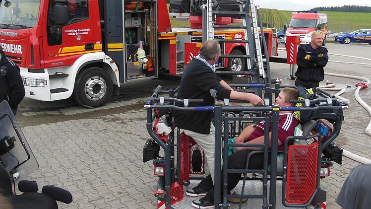 Ab nach oben: Patrick Grasser mit seinem Freund Hans Schrüfer im Drehleiterkorb der Feuerwehr Scheßlitz Foto: privat
