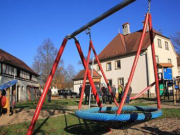Auf dem Dorfplatz und dem Spielplatz in Wiesen sahen sich die Mitglieder des Bauausschusses um. Foto: Matthias Einwag