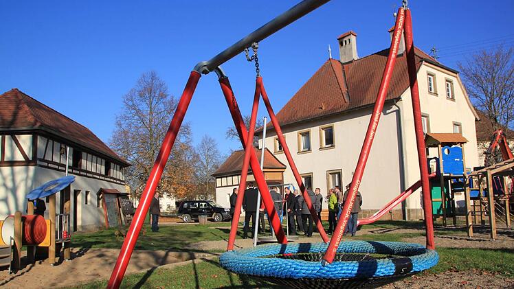 Auf dem Dorfplatz und dem Spielplatz in Wiesen sahen sich die Mitglieder des Bauausschusses um. Foto: Matthias Einwag