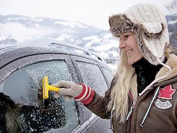 So viel Zeit muss sein: Eiskratzen gehört zum Winter. Wer nur mit Guckloch fährt, dem drohen zehn Euro Strafe. Foto: ADAC/ Simon Katzer